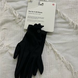 Lululemon Black Run For It All Gloves
